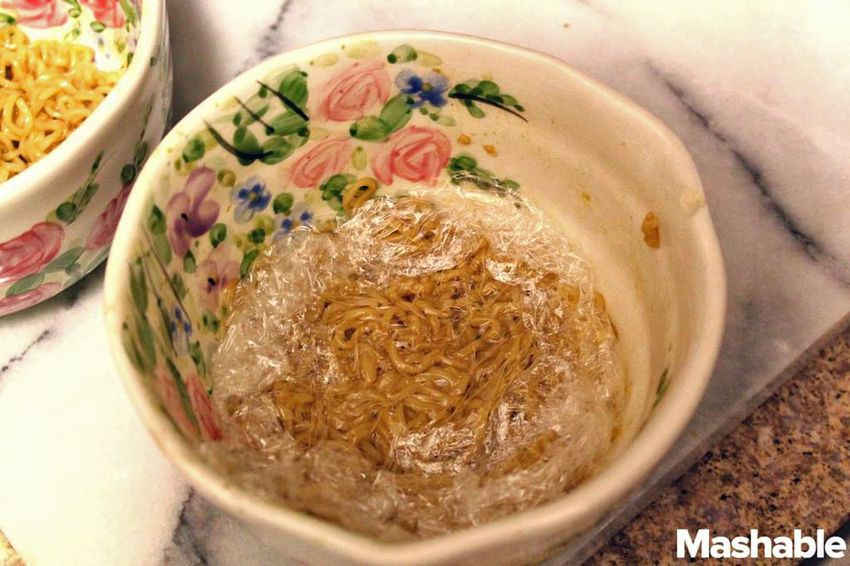 Chàng trai trộn mì gói với trứng sống, cho vào tủ lạnh rồi chế biến thành món ăn vừa ngon và vừa lạ - Ảnh 3. Chàng trai trộn mì gói với trứng sống, cho vào tủ lạnh rồi chế biến thành món ăn vừa ngon và vừa lạ - Ảnh 3.