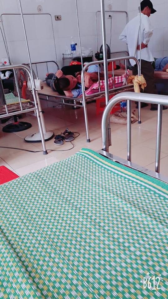 Nóng mắt với cảnh cặp đôi ôm nhau, hôn hít ngay trên giường bệnh viện giữa bốn bề bệnh nhân - Ảnh 2. Nóng mắt với cảnh cặp đôi ôm nhau, hôn hít ngay trên giường bệnh viện giữa bốn bề bệnh nhân - Ảnh 2.