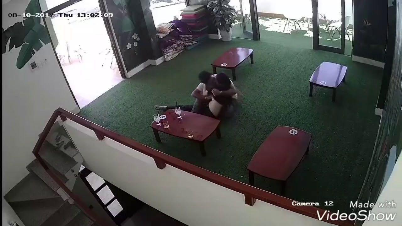 Nóng mắt với cảnh cặp đôi ôm nhau, hôn hít ngay trên giường bệnh viện giữa bốn bề bệnh nhân - Ảnh 3. Nóng mắt với cảnh cặp đôi ôm nhau, hôn hít ngay trên giường bệnh viện giữa bốn bề bệnh nhân - Ảnh 3.