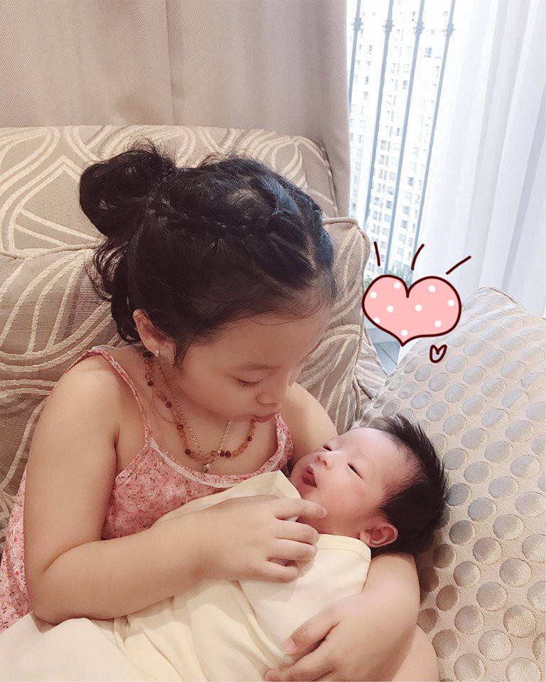 Cuối tuần của các hot mom: mẹ 4 con Hằng Túi khoe nhan sắc bầu bí trong veo, Huyền Baby diện đồ hiệu sang chảnh ngút ngàn - Ảnh 6. Cuối tuần của các hot mom: mẹ 4 con Hằng Túi khoe nhan sắc bầu bí trong veo, Huyền Baby diện đồ hiệu sang chảnh ngút ngàn - Ảnh 6.