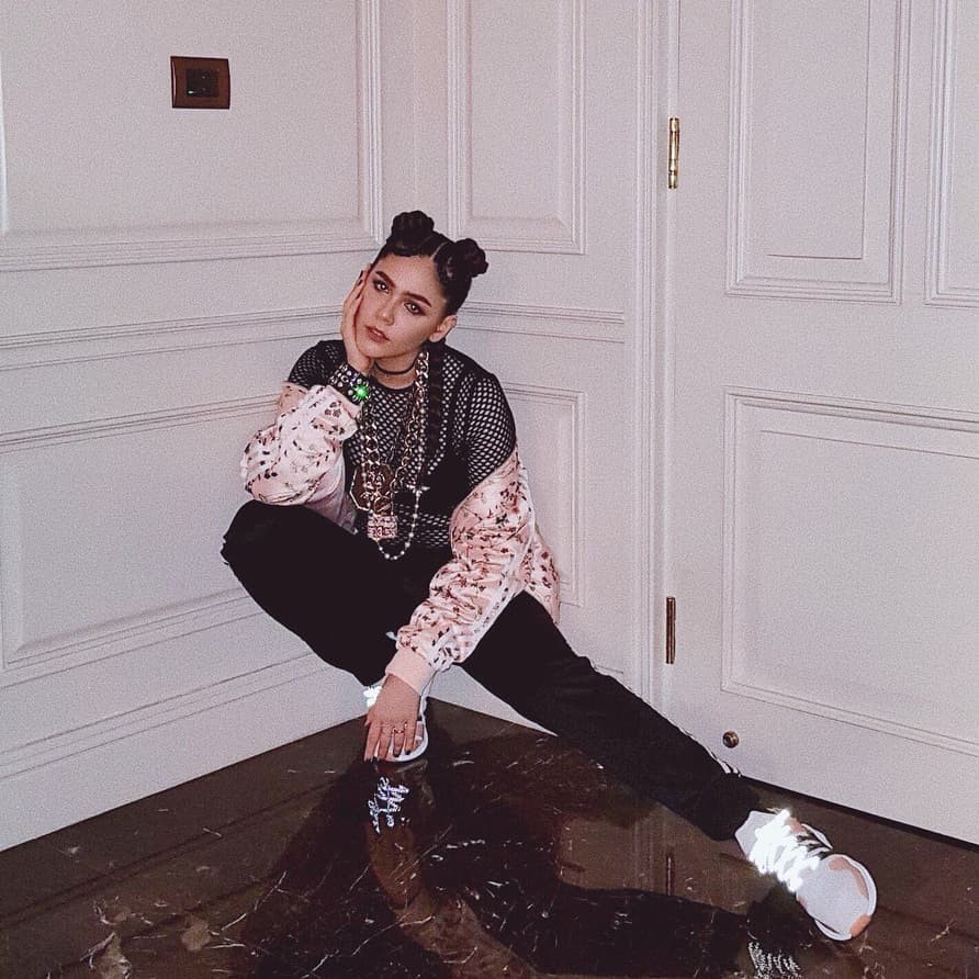 “Nữ hoàng” thướt tha trên thảm đỏ, nhưng Chompoo Araya lại có gu thời trang cực “men” ngoài đời - Ảnh 7. “Nữ hoàng” thướt tha trên thảm đỏ, nhưng Chompoo Araya lại có gu thời trang cực “men” ngoài đời - Ảnh 7.