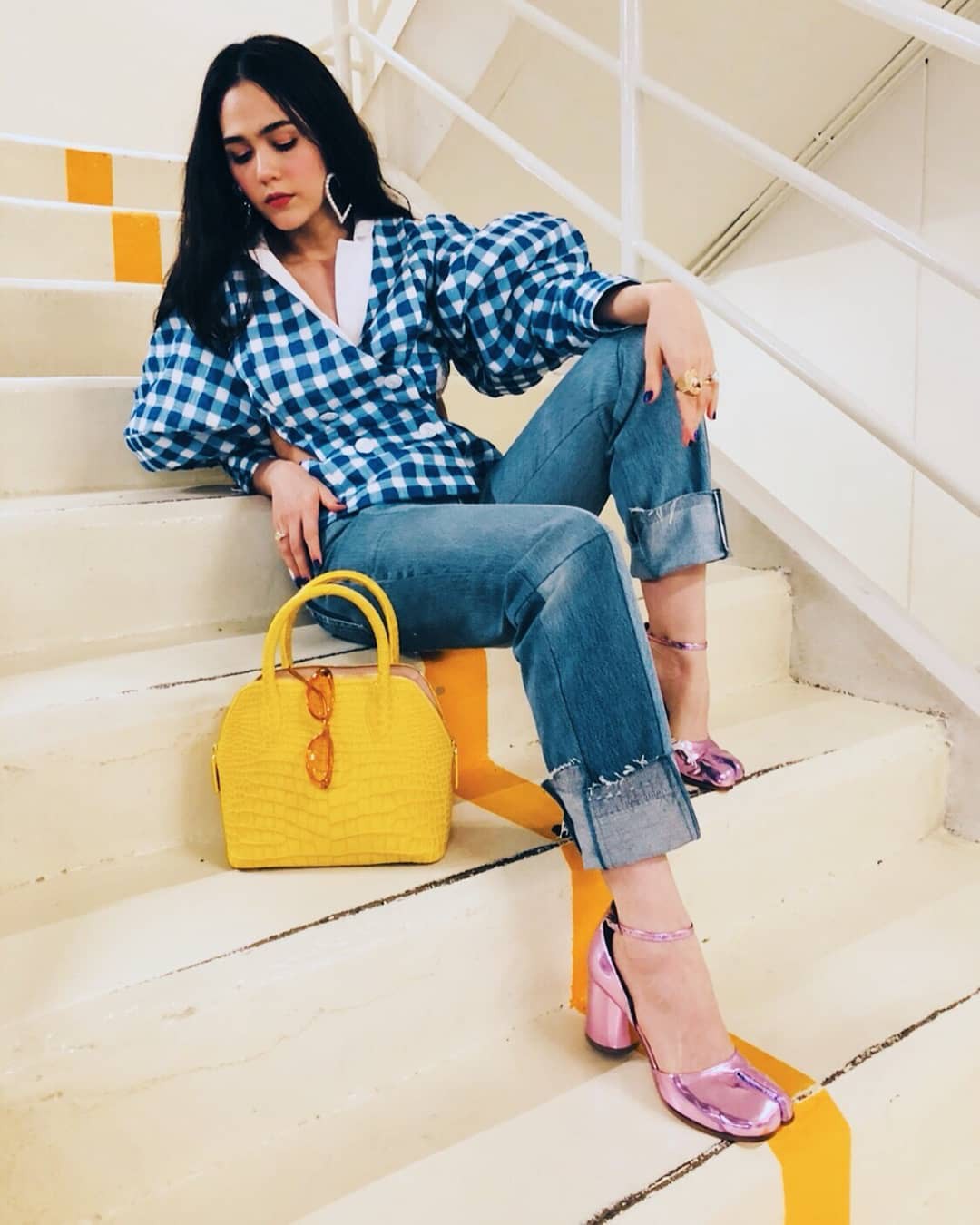 “Nữ hoàng” thướt tha trên thảm đỏ, nhưng Chompoo Araya lại có gu thời trang cực “men” ngoài đời - Ảnh 11. “Nữ hoàng” thướt tha trên thảm đỏ, nhưng Chompoo Araya lại có gu thời trang cực “men” ngoài đời - Ảnh 11.