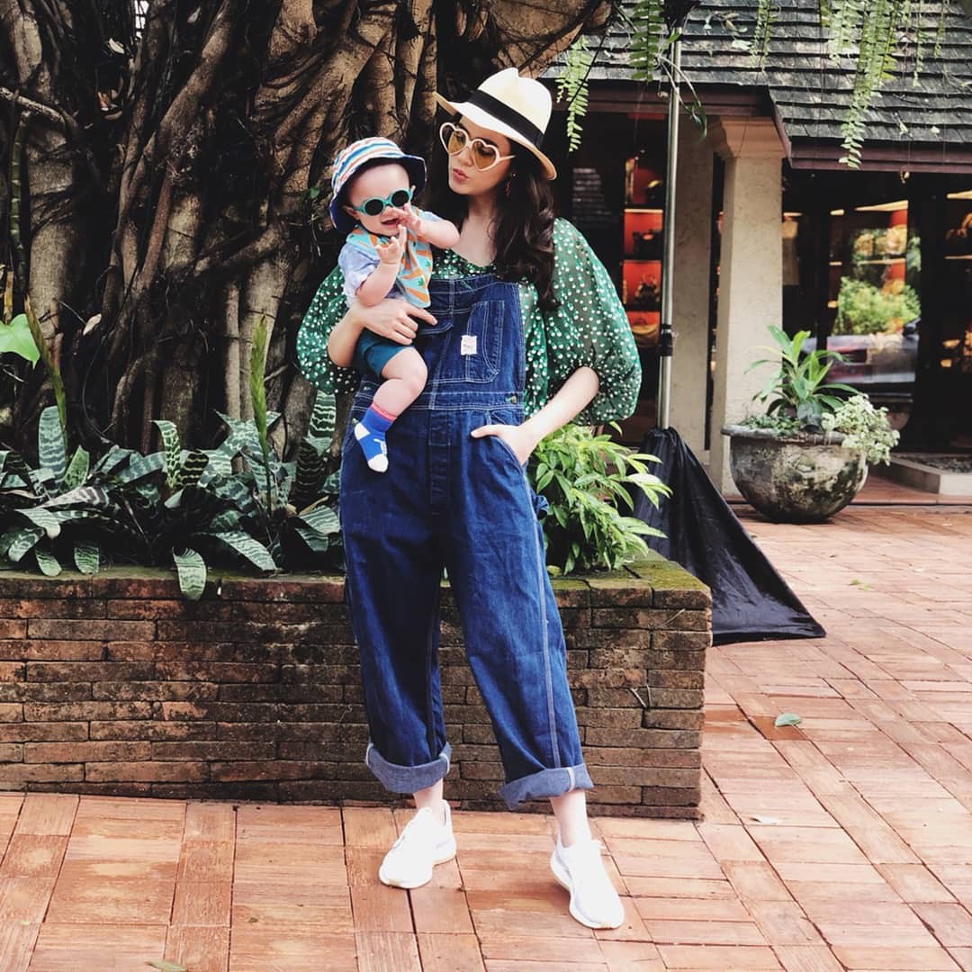 “Nữ hoàng” thướt tha trên thảm đỏ, nhưng Chompoo Araya lại có gu thời trang cực “men” ngoài đời - Ảnh 9. “Nữ hoàng” thướt tha trên thảm đỏ, nhưng Chompoo Araya lại có gu thời trang cực “men” ngoài đời - Ảnh 9.