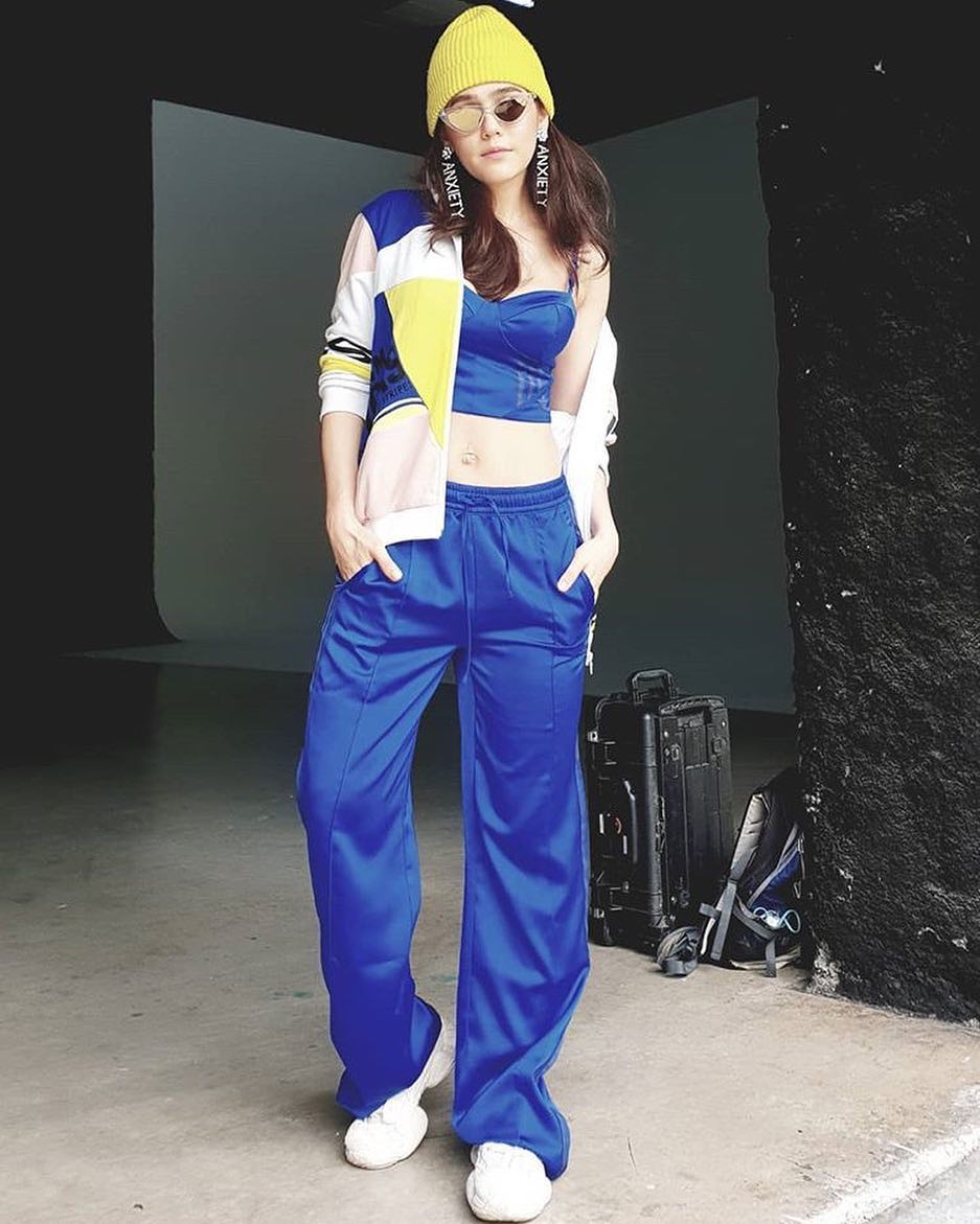 “Nữ hoàng” thướt tha trên thảm đỏ, nhưng Chompoo Araya lại có gu thời trang cực “men” ngoài đời - Ảnh 8. “Nữ hoàng” thướt tha trên thảm đỏ, nhưng Chompoo Araya lại có gu thời trang cực “men” ngoài đời - Ảnh 8.