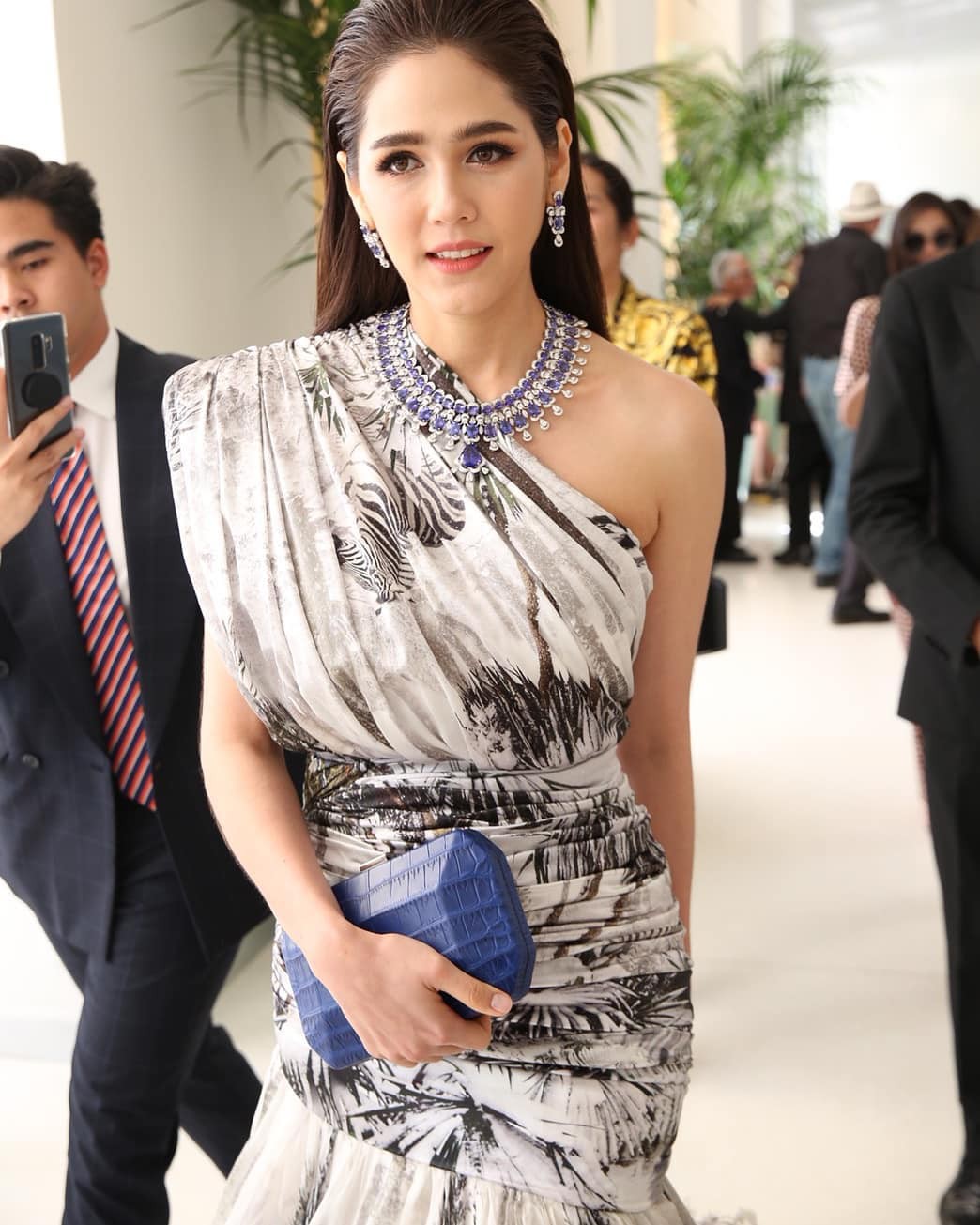 “Nữ hoàng” thướt tha trên thảm đỏ, nhưng Chompoo Araya lại có gu thời trang cực “men” ngoài đời - Ảnh 1. “Nữ hoàng” thướt tha trên thảm đỏ, nhưng Chompoo Araya lại có gu thời trang cực “men” ngoài đời - Ảnh 1.