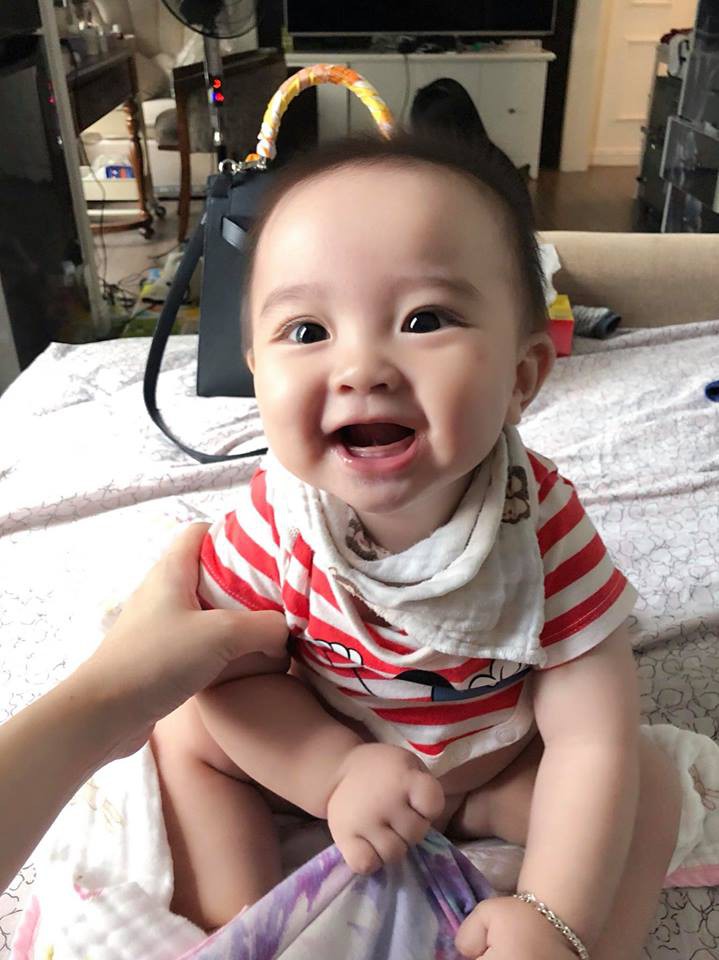 Cuối tuần của các hot mom: mẹ 4 con Hằng Túi khoe nhan sắc bầu bí trong veo, Huyền Baby diện đồ hiệu sang chảnh ngút ngàn - Ảnh 2. Cuối tuần của các hot mom: mẹ 4 con Hằng Túi khoe nhan sắc bầu bí trong veo, Huyền Baby diện đồ hiệu sang chảnh ngút ngàn - Ảnh 2.