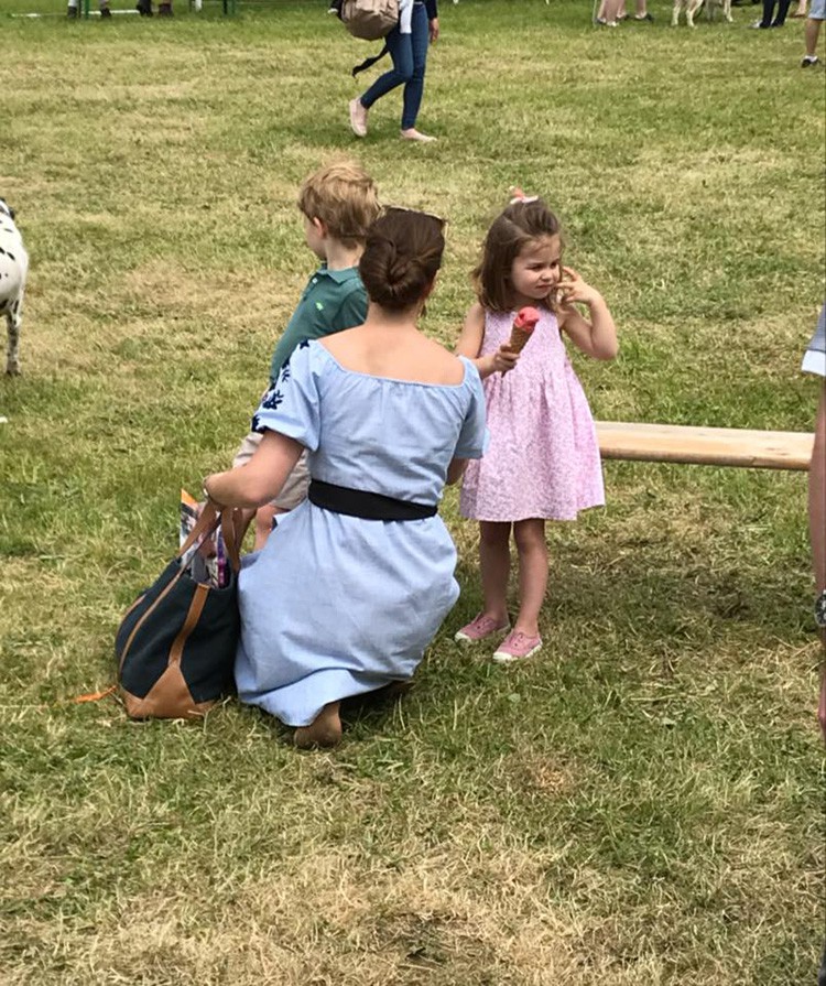 Lần đầu lộ diện sau đám cưới hoàng gia, Kate Middleton chọn đầm Zara cùng túi tote vô cùng thoải mái - Ảnh 1. Lần đầu lộ diện sau đám cưới hoàng gia, Kate Middleton chọn đầm Zara cùng túi tote vô cùng thoải mái - Ảnh 1.