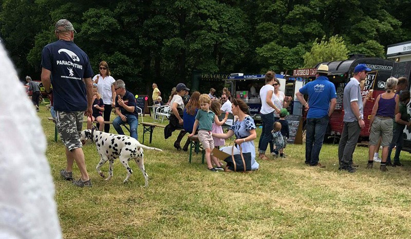 Lần đầu lộ diện sau đám cưới hoàng gia, Kate Middleton chọn đầm Zara cùng túi tote vô cùng thoải mái - Ảnh 2. Lần đầu lộ diện sau đám cưới hoàng gia, Kate Middleton chọn đầm Zara cùng túi tote vô cùng thoải mái - Ảnh 2.