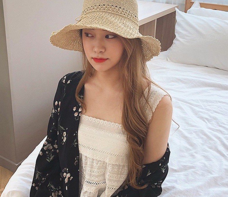 Chiếc áo 2 dây trông cực đơn giản này lại là món đồ chiếm sóng mạng xã hội Hàn Quốc thời gian gần đây - Ảnh 4. Chiếc áo 2 dây trông cực đơn giản này lại là món đồ chiếm sóng mạng xã hội Hàn Quốc thời gian gần đây - Ảnh 4.