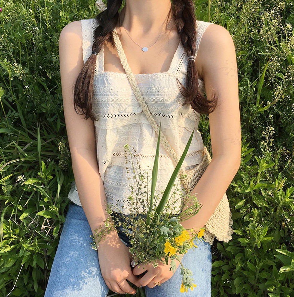 Chiếc áo 2 dây trông cực đơn giản này lại là món đồ chiếm sóng mạng xã hội Hàn Quốc thời gian gần đây - Ảnh 2. Chiếc áo 2 dây trông cực đơn giản này lại là món đồ chiếm sóng mạng xã hội Hàn Quốc thời gian gần đây - Ảnh 2.