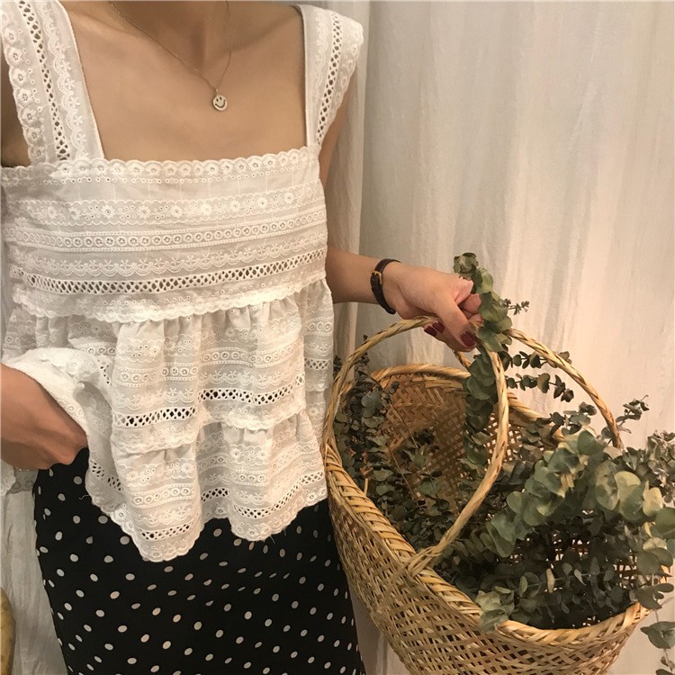 Chiếc áo 2 dây trông cực đơn giản này lại là món đồ chiếm sóng mạng xã hội Hàn Quốc thời gian gần đây - Ảnh 3. Chiếc áo 2 dây trông cực đơn giản này lại là món đồ chiếm sóng mạng xã hội Hàn Quốc thời gian gần đây - Ảnh 3.