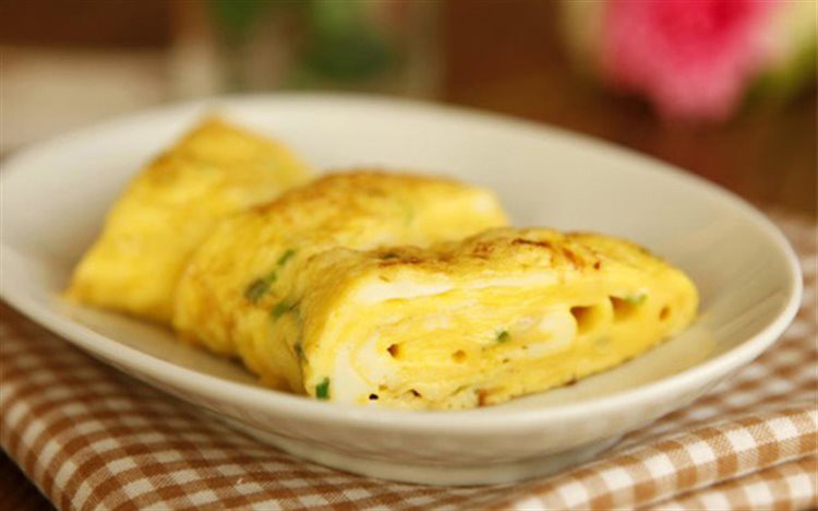 Học theo đầu bếp Mỹ cho gia vị này vào trứng rán cô gái không ngờ món ăn ngon xuất sắc đến thế - Ảnh 1. Học theo đầu bếp Mỹ cho gia vị này vào trứng rán cô gái không ngờ món ăn ngon xuất sắc đến thế - Ảnh 1.