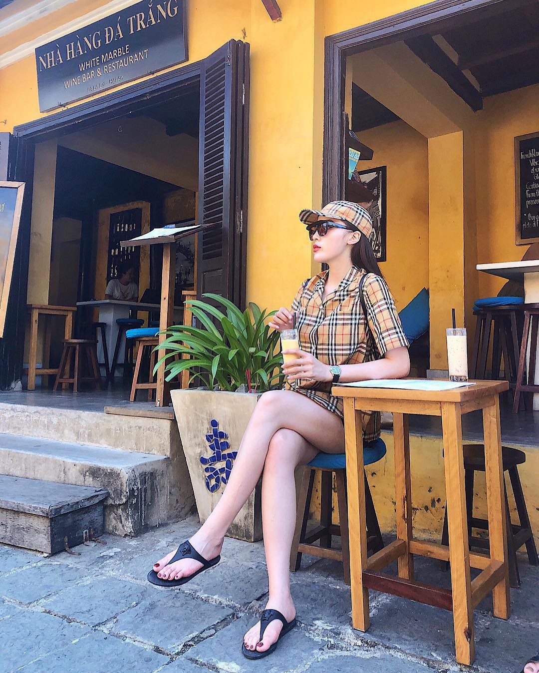 Được sao Việt đội rần rần, mũ Burberry chắc chắn là chiếc mũ quốc dân của mùa hè 2018 - Ảnh 2. Được sao Việt đội rần rần, mũ Burberry chắc chắn là chiếc mũ quốc dân của mùa hè 2018 - Ảnh 2.