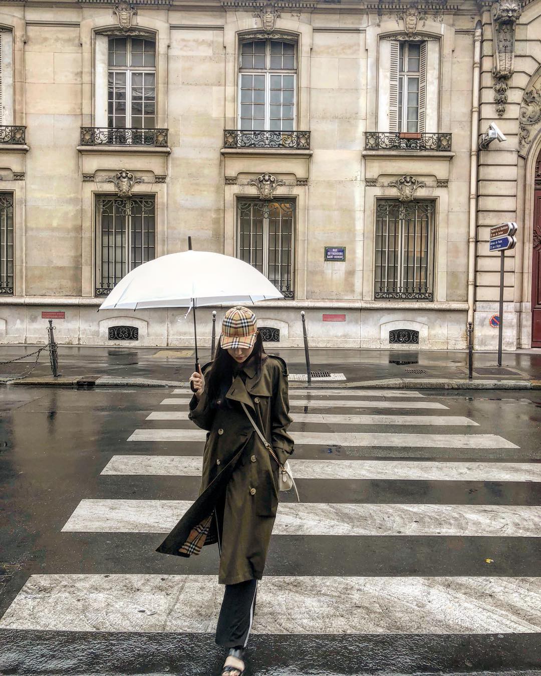 Được sao Việt đội rần rần, mũ Burberry chắc chắn là chiếc mũ quốc dân của mùa hè 2018 - Ảnh 7. Được sao Việt đội rần rần, mũ Burberry chắc chắn là chiếc mũ quốc dân của mùa hè 2018 - Ảnh 7.