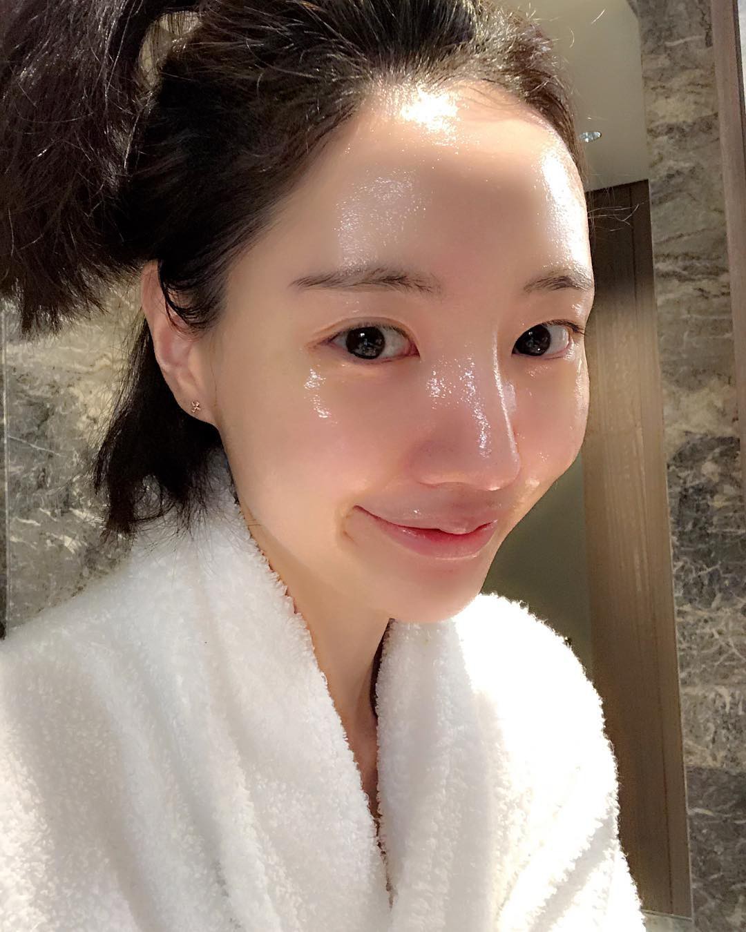 Dùng khăn để làm khô da mặt sau khi tắm xong, sai lầm cơ bản vậy mà nàng nào cũng mắc phải - Ảnh 1. Dùng khăn để làm khô da mặt sau khi tắm xong, sai lầm cơ bản vậy mà nàng nào cũng mắc phải - Ảnh 1.