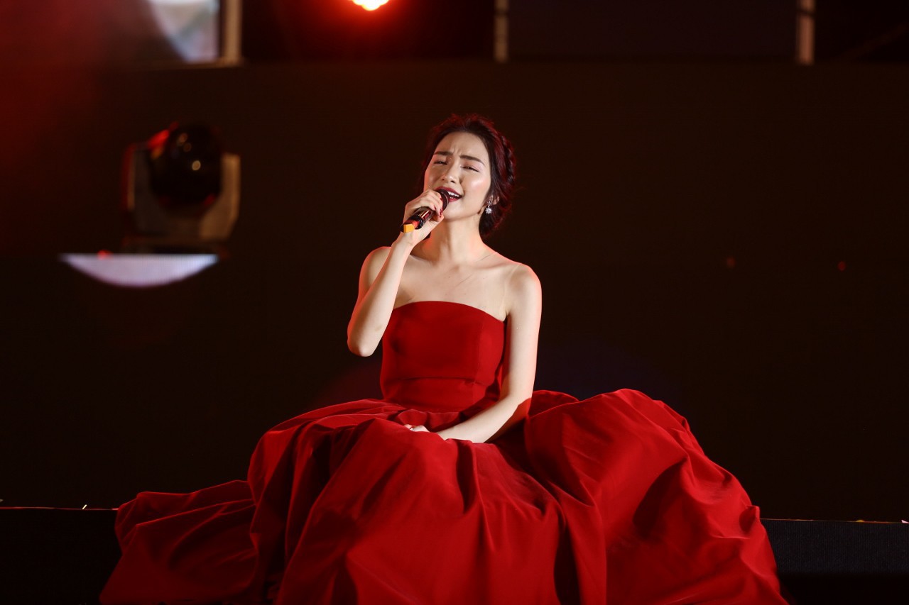 Mặc lại váy cũ, Hòa Minzy “đụng hàng” bất phân thắng bại với Nhã Phương - Ảnh 1. Mặc lại váy cũ, Hòa Minzy “đụng hàng” bất phân thắng bại với Nhã Phương - Ảnh 1.