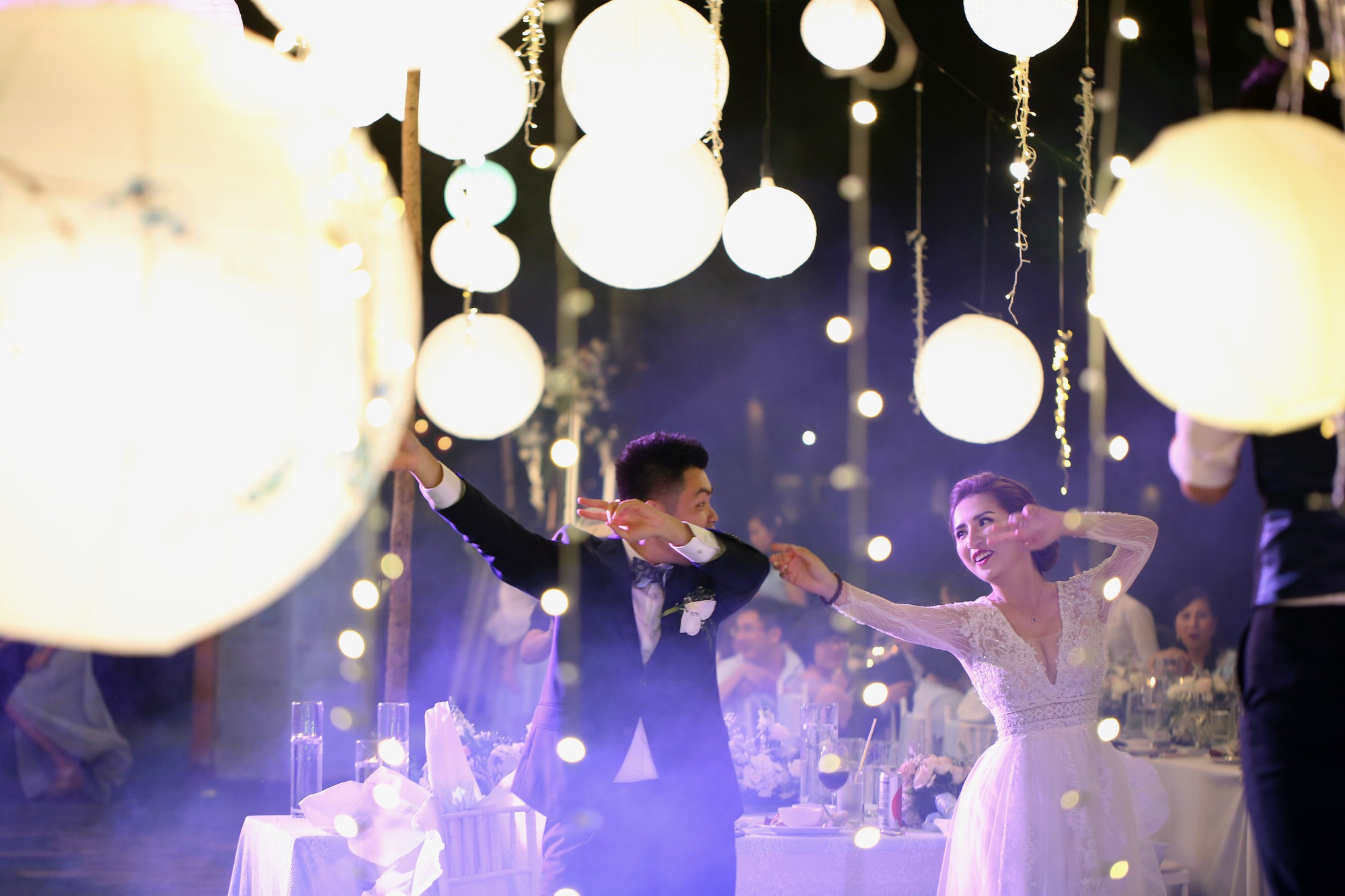 Cùng xem MV cưới “one shot” đầu tiên tại Việt Nam, chỉ quay trong đúng một lần bấm máy mà vẫn lung linh như mơ - Ảnh 3. Cùng xem MV cưới “one shot” đầu tiên tại Việt Nam, chỉ quay trong đúng một lần bấm máy mà vẫn lung linh như mơ - Ảnh 3.