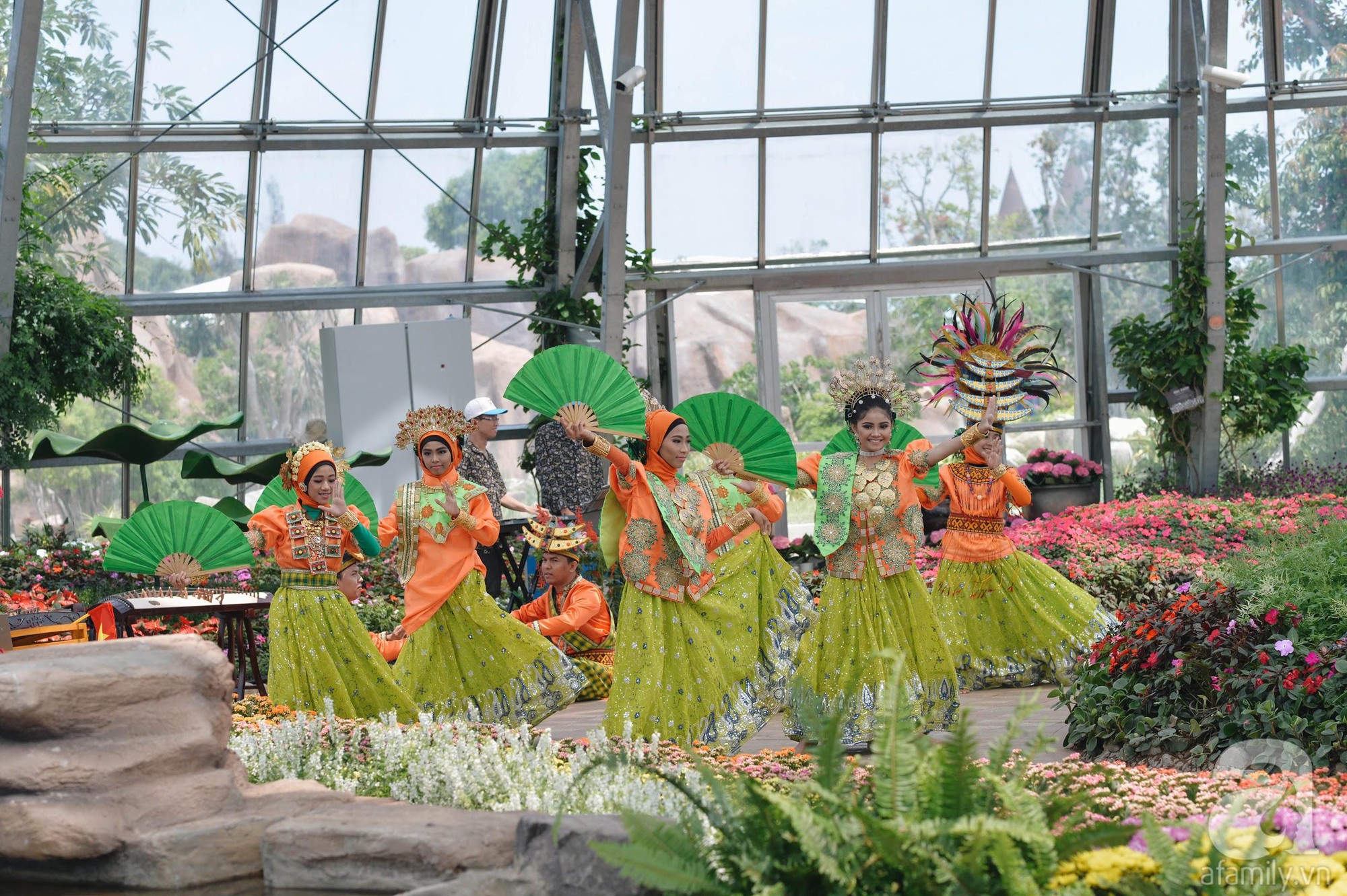 Ngẩn ngơ trước hàng trăm thiên thần nhí cùng nhau hội tụ về Liên hoan thiếu nhi Quốc Tế. - Ảnh 1. Ngẩn ngơ trước hàng trăm thiên thần nhí cùng nhau hội tụ về Liên hoan thiếu nhi Quốc Tế. - Ảnh 1.