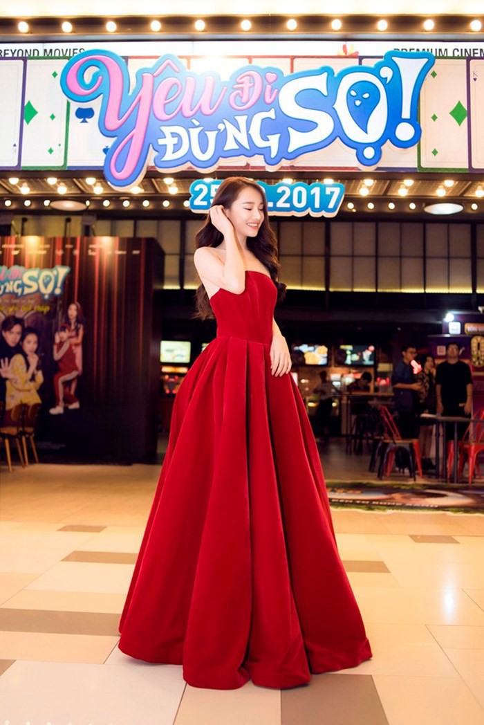 Mặc lại váy cũ, Hòa Minzy “đụng hàng” bất phân thắng bại với Nhã Phương - Ảnh 5. Mặc lại váy cũ, Hòa Minzy “đụng hàng” bất phân thắng bại với Nhã Phương - Ảnh 5.