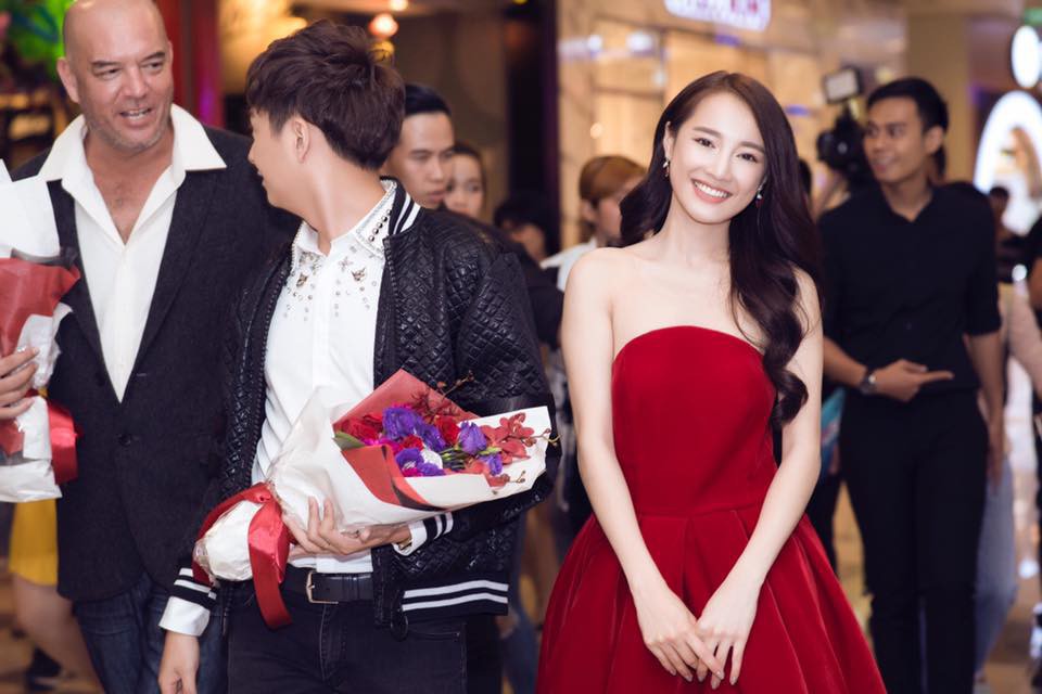 Mặc lại váy cũ, Hòa Minzy “đụng hàng” bất phân thắng bại với Nhã Phương - Ảnh 6. Mặc lại váy cũ, Hòa Minzy “đụng hàng” bất phân thắng bại với Nhã Phương - Ảnh 6.