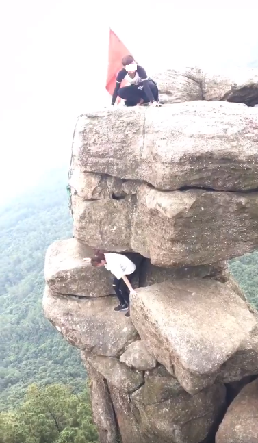 Nhóm phượt thủ liều mình trèo lên mỏm núi đá chênh vênh để chụp ảnh sống ảo xôn xao mạng xã hội - Ảnh 2.