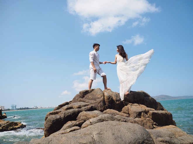 Cặp đôi ngẫu nhiên quen rồi cưới nhau, mọi chuyện đều xoay quanh chiếc ô vàng đặc biệt - Ảnh 6.