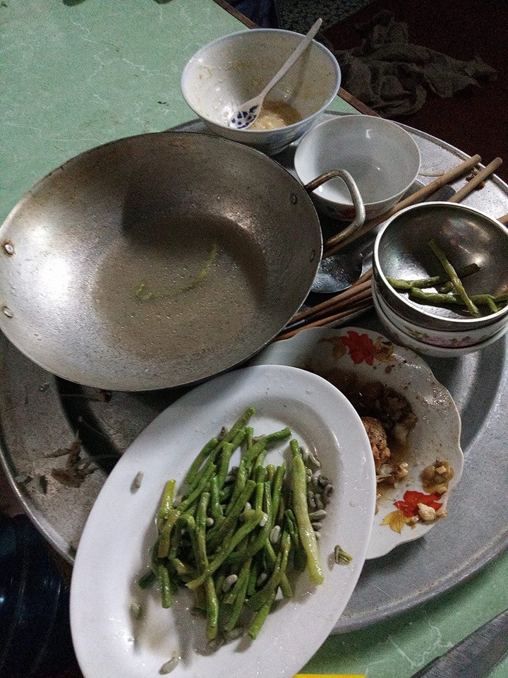Dọn cơm xong thì con quấy đòi ngủ, đến lúc ra ăn, mẹ trẻ uất nghẹn khi nhìn mâm cơm cả nhà phần lại - Ảnh 2. Dọn cơm xong thì con quấy đòi ngủ, đến lúc ra ăn, mẹ trẻ uất nghẹn khi nhìn mâm cơm cả nhà phần lại - Ảnh 2.
