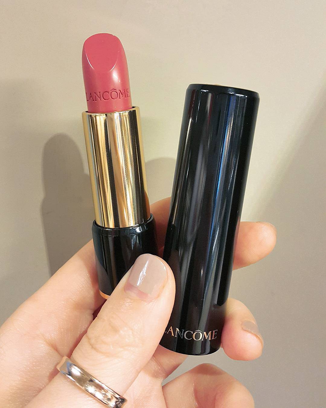 7 thỏi son được các mỹ nhân trong loạt phim Hàn đình đám lăng xê và màu nào cũng hợp công sở - Ảnh 14. 7 thỏi son được các mỹ nhân trong loạt phim Hàn đình đám lăng xê và màu nào cũng hợp công sở - Ảnh 14.