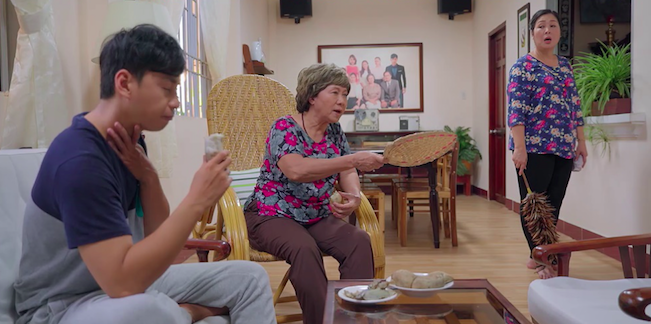 Khán giả “lộn ruột” với bà mẹ vợ trong “Gạo Nếp Gạo Tẻ”: Thương con gái mù quáng, cầu xin con rể đang phá sản hãy ly dị vợ! - Ảnh 1.