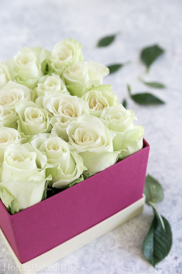 Không cần ra tiệm nữa bạn có thể tự cắm hoa hồng trong hộp siêu đẹp - Ảnh 3.