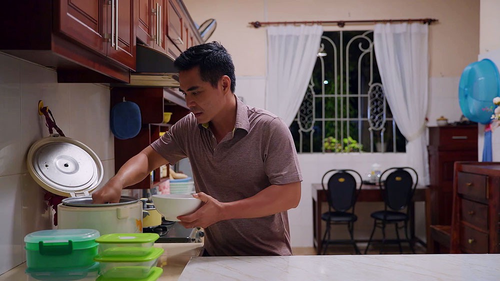 Chỉ có ở Gạo nếp gạo tẻ: Trung Dũng phải ăn cơm trong lén lút, bị vợ mắng chửi vì bày đặt nhớ con - Ảnh 3. Chỉ có ở Gạo nếp gạo tẻ: Trung Dũng phải ăn cơm trong lén lút, bị vợ mắng chửi vì bày đặt nhớ con - Ảnh 3.