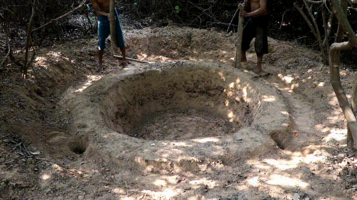 Hai chàng trai hí hoáy dùng tay đào xới rồi lại đắp đất, hóa ra tự xây bể bơi cũng không quá phức tạp - Ảnh 4.