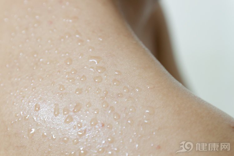 Không phải tại trời nóng bức đâu, nếu bạn đổ mồ hôi nhiều tại những vị trí này trên cơ thể thì phải xem lại sức khỏe của mình - Ảnh 2. Không phải tại trời nóng bức đâu, nếu bạn đổ mồ hôi nhiều tại những vị trí này trên cơ thể thì phải xem lại sức khỏe của mình - Ảnh 2.