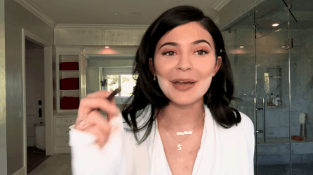 Trong khi người ta trầy da tróc vẩy mới tô xong môi thì Kylie Jenner nhắm mắt cũng kẻ môi ngon ơ - Ảnh 2.