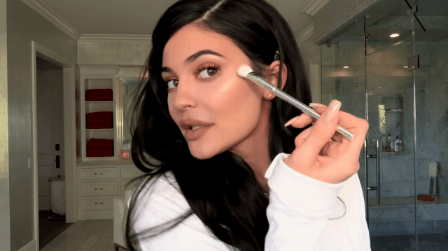 Trong khi người ta trầy da tróc vẩy mới tô xong môi thì Kylie Jenner nhắm mắt cũng kẻ môi ngon ơ - Ảnh 7.