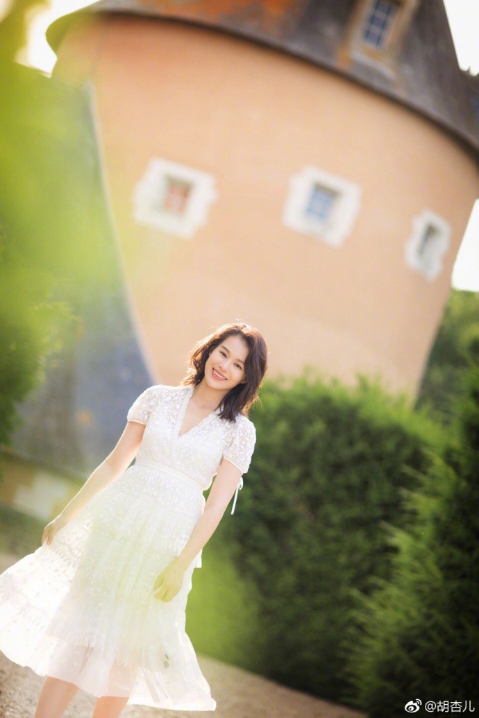 Tất bật làm việc nhưng bà mẹ một con Hồ Hạnh Nhi vẫn khiến nhiều người ngỡ ngàng vì nhan sắc như thiếu nữ - Ảnh 2. Tất bật làm việc nhưng bà mẹ một con Hồ Hạnh Nhi vẫn khiến nhiều người ngỡ ngàng vì nhan sắc như thiếu nữ - Ảnh 2.