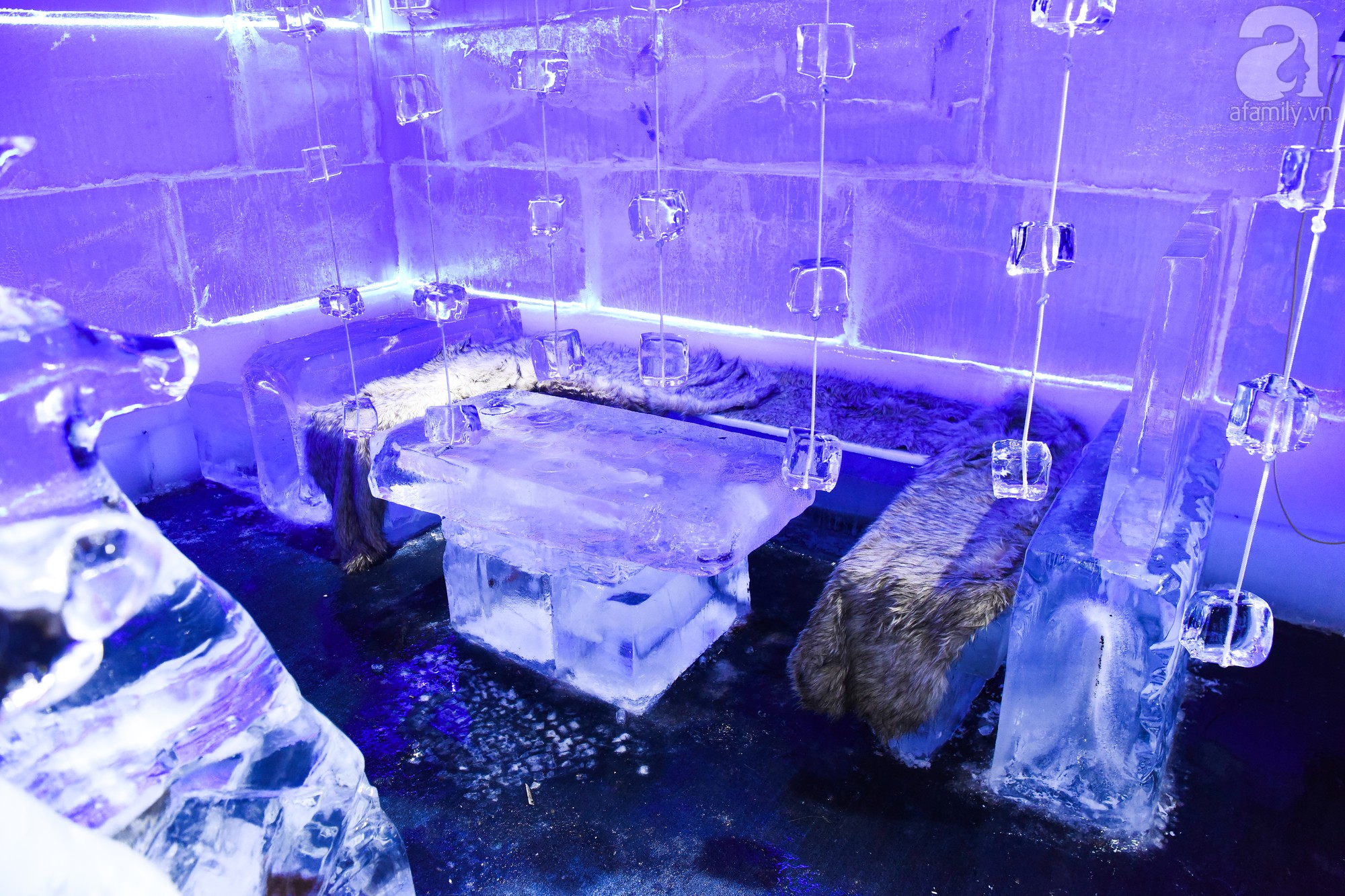 Cùng nhau đóng băng tại quán cafe âm 10 độ C giữa lòng Hà Nội - Ảnh 1. Cùng nhau đóng băng tại quán cafe âm 10 độ C giữa lòng Hà Nội - Ảnh 1.