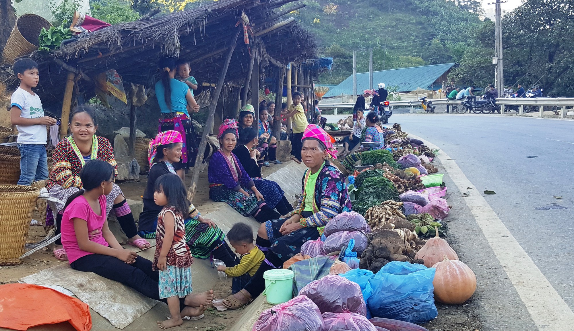Lá ngón xào tỏi - món ăn khiến nhiều người khiếp vía khi nghe tên nhưng lại rất thơm ngon và là đặc sản của một dân tộc ở Tây Bắc - Ảnh 1. Lá ngón xào tỏi - món ăn khiến nhiều người khiếp vía khi nghe tên nhưng lại rất thơm ngon và là đặc sản của một dân tộc ở Tây Bắc - Ảnh 1.