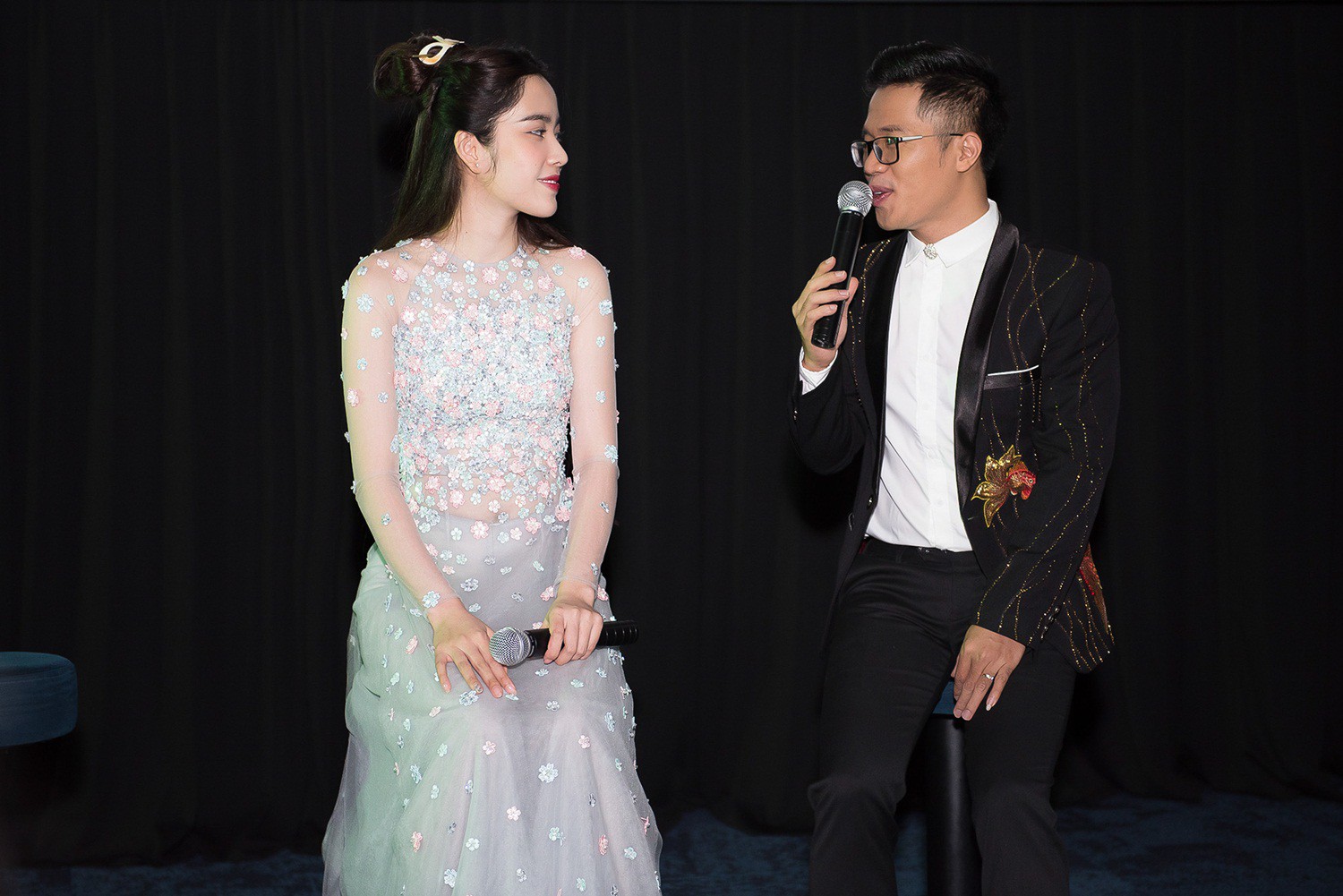 Nam Em xin lỗi khán giả, xuất hiện bên mẹ và chị gái xóa tan tin đồn bất hòa - Ảnh 7. Nam Em xin lỗi khán giả, xuất hiện bên mẹ và chị gái xóa tan tin đồn bất hòa - Ảnh 7.