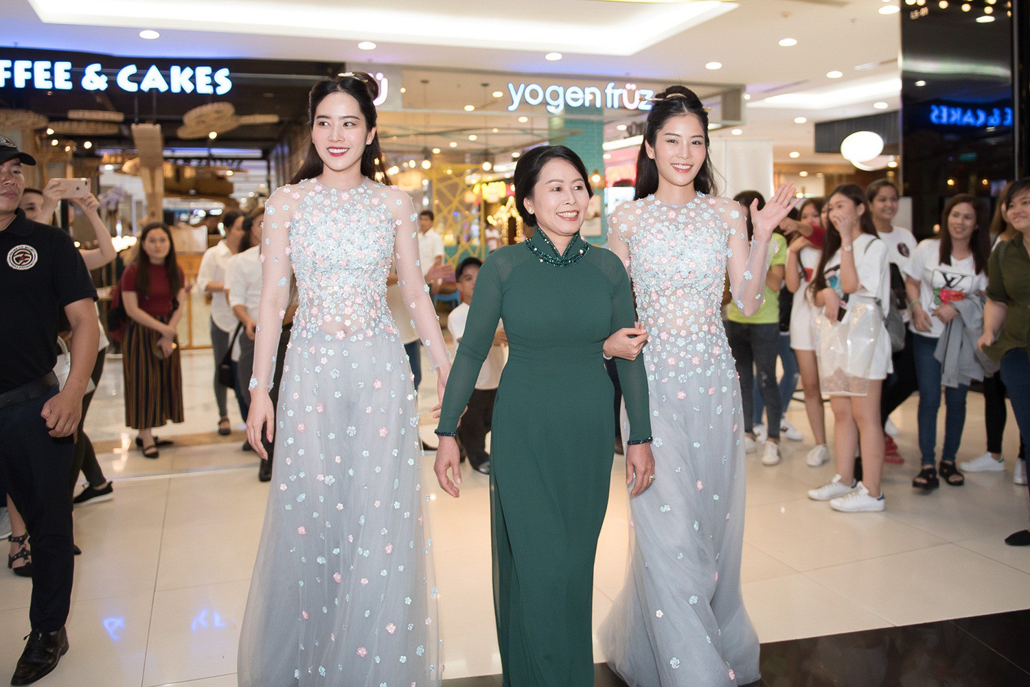 Nam Em xin lỗi khán giả, xuất hiện bên mẹ và chị gái xóa tan tin đồn bất hòa - Ảnh 2. Nam Em xin lỗi khán giả, xuất hiện bên mẹ và chị gái xóa tan tin đồn bất hòa - Ảnh 2.