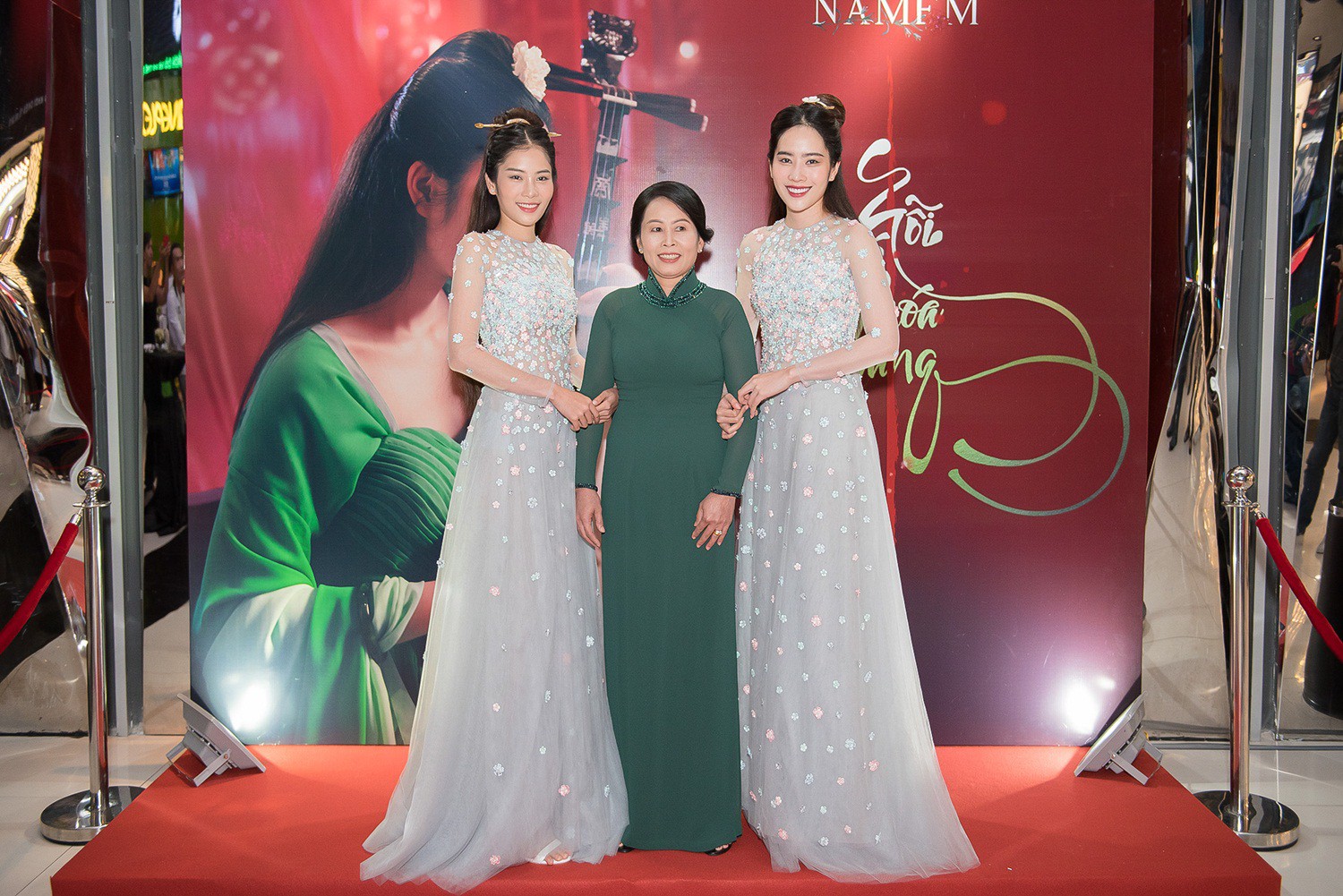 Nam Em xin lỗi khán giả, xuất hiện bên mẹ và chị gái xóa tan tin đồn bất hòa - Ảnh 3. Nam Em xin lỗi khán giả, xuất hiện bên mẹ và chị gái xóa tan tin đồn bất hòa - Ảnh 3.