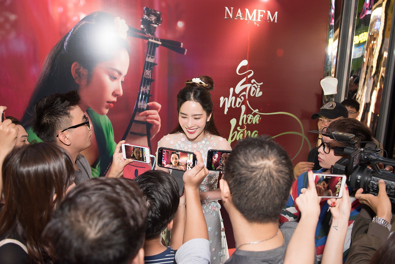 Nam Em xin lỗi khán giả, xuất hiện bên mẹ và chị gái xóa tan tin đồn bất hòa - Ảnh 6. Nam Em xin lỗi khán giả, xuất hiện bên mẹ và chị gái xóa tan tin đồn bất hòa - Ảnh 6.