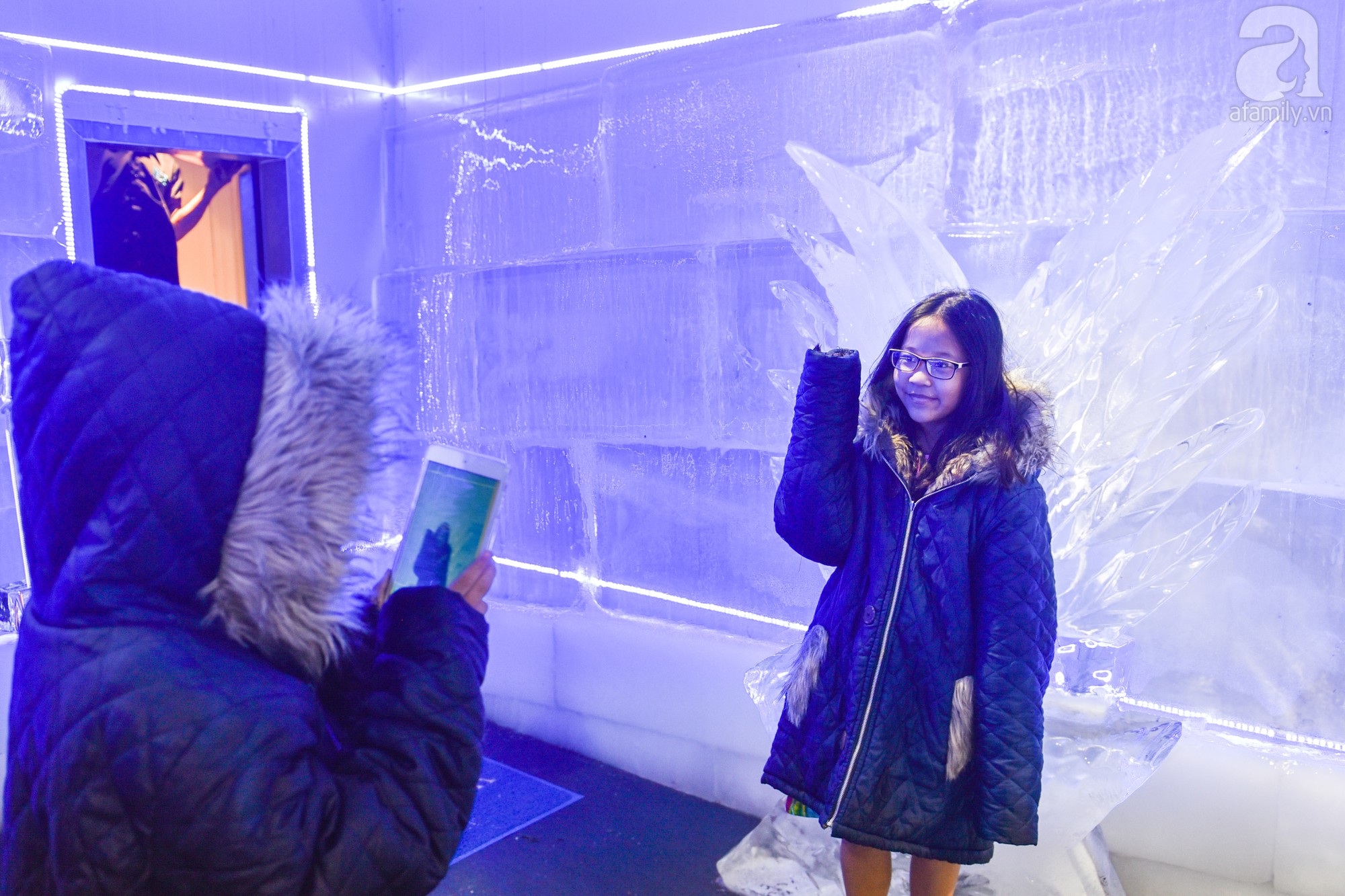 Cùng nhau đóng băng tại quán cafe âm 10 độ C giữa lòng Hà Nội - Ảnh 9. Cùng nhau đóng băng tại quán cafe âm 10 độ C giữa lòng Hà Nội - Ảnh 9.
