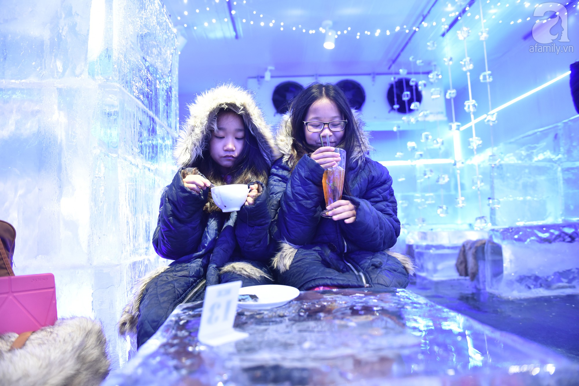 Cùng nhau đóng băng tại quán cafe âm 10 độ C giữa lòng Hà Nội - Ảnh 11. Cùng nhau đóng băng tại quán cafe âm 10 độ C giữa lòng Hà Nội - Ảnh 11.