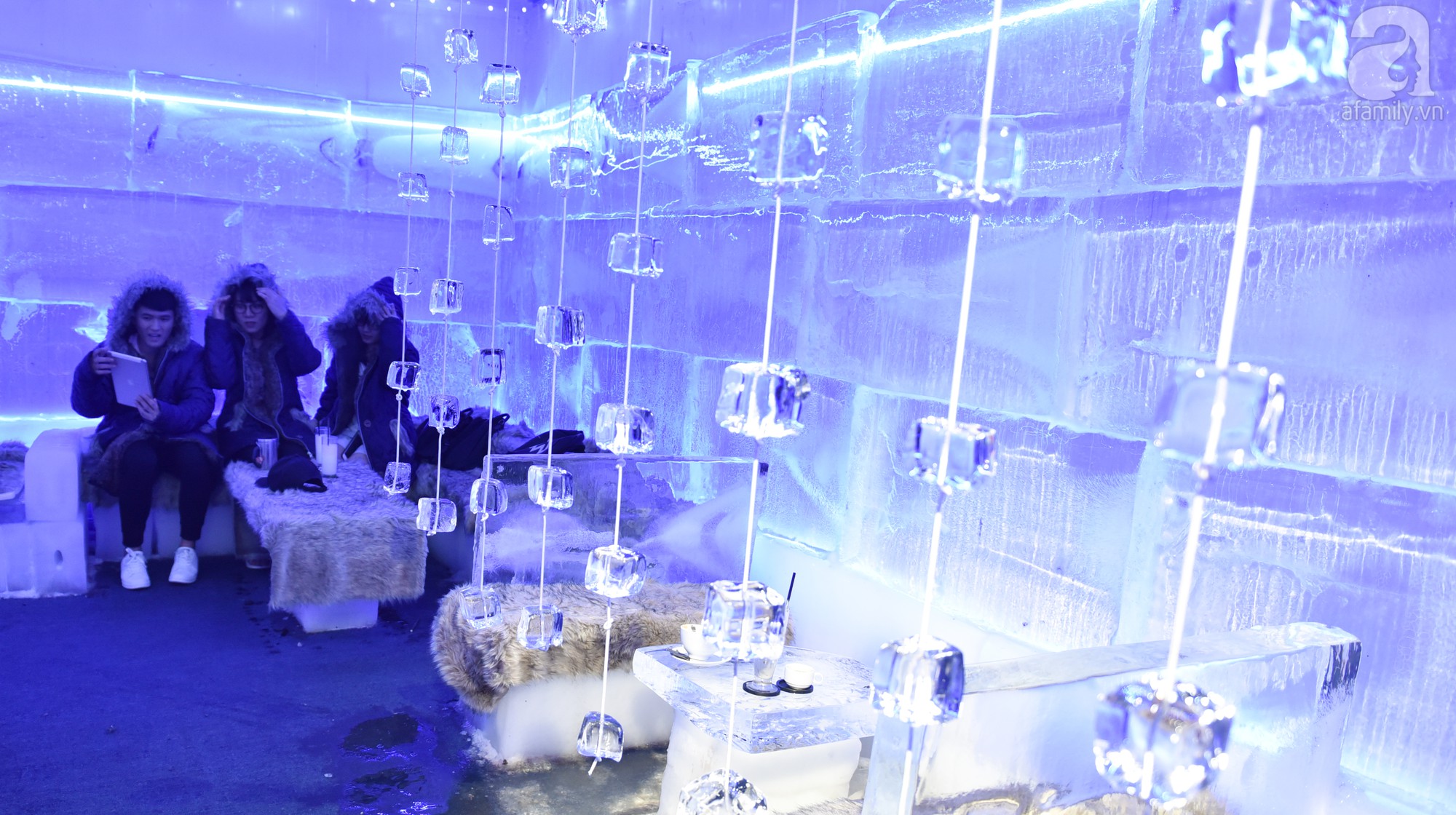 Cùng nhau đóng băng tại quán cafe âm 10 độ C giữa lòng Hà Nội - Ảnh 14. Cùng nhau đóng băng tại quán cafe âm 10 độ C giữa lòng Hà Nội - Ảnh 14.