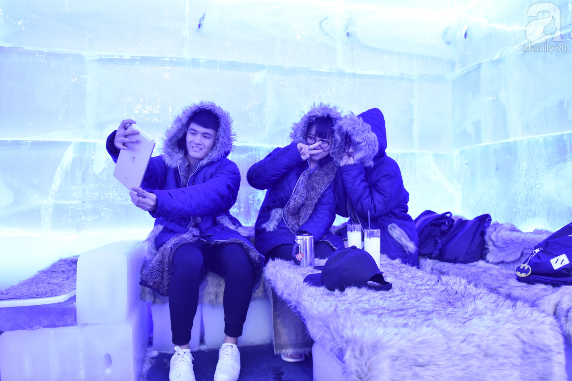 Cùng nhau đóng băng tại quán cafe âm 10 độ C giữa lòng Hà Nội - Ảnh 8. Cùng nhau đóng băng tại quán cafe âm 10 độ C giữa lòng Hà Nội - Ảnh 8.