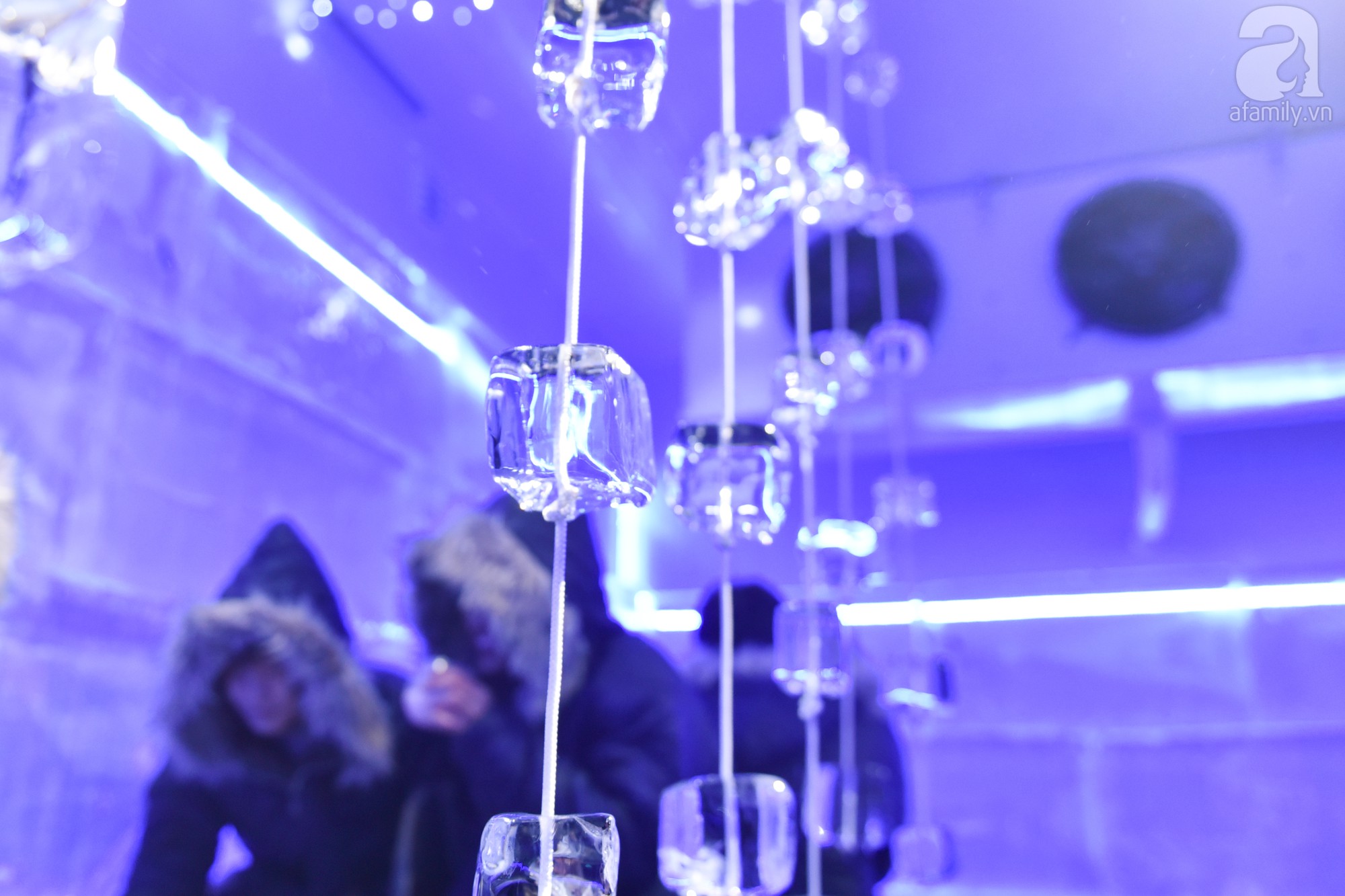 Cùng nhau đóng băng tại quán cafe âm 10 độ C giữa lòng Hà Nội - Ảnh 3. Cùng nhau đóng băng tại quán cafe âm 10 độ C giữa lòng Hà Nội - Ảnh 3.