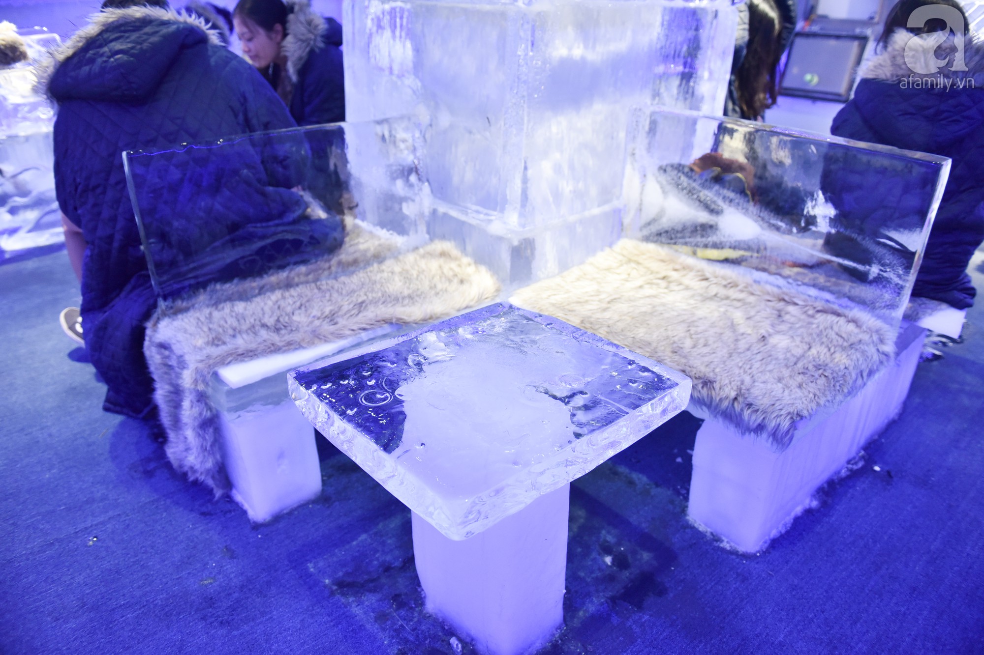 Cùng nhau đóng băng tại quán cafe âm 10 độ C giữa lòng Hà Nội - Ảnh 2. Cùng nhau đóng băng tại quán cafe âm 10 độ C giữa lòng Hà Nội - Ảnh 2.