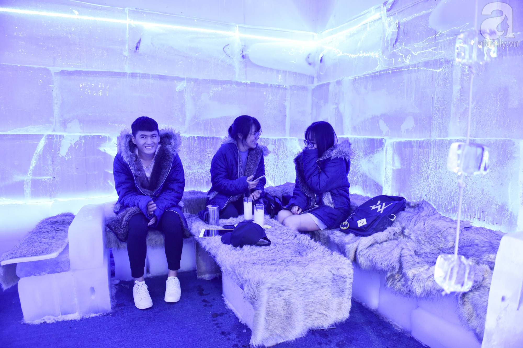 Cùng nhau đóng băng tại quán cafe âm 10 độ C giữa lòng Hà Nội - Ảnh 15. Cùng nhau đóng băng tại quán cafe âm 10 độ C giữa lòng Hà Nội - Ảnh 15.