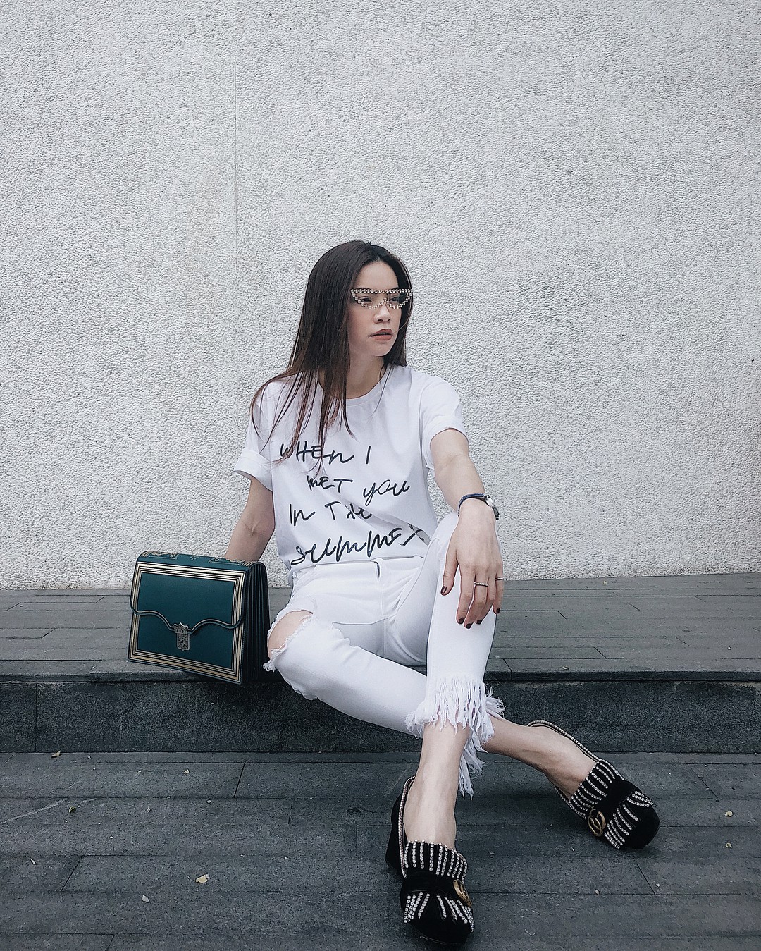 Chẳng phải hàng hiệu đắt dỏ, Hồ Ngọc Hà diện áo phông 300k mà vẫn thần thái ngời ngời - Ảnh 2. Chẳng phải hàng hiệu đắt dỏ, Hồ Ngọc Hà diện áo phông 300k mà vẫn thần thái ngời ngời - Ảnh 2.